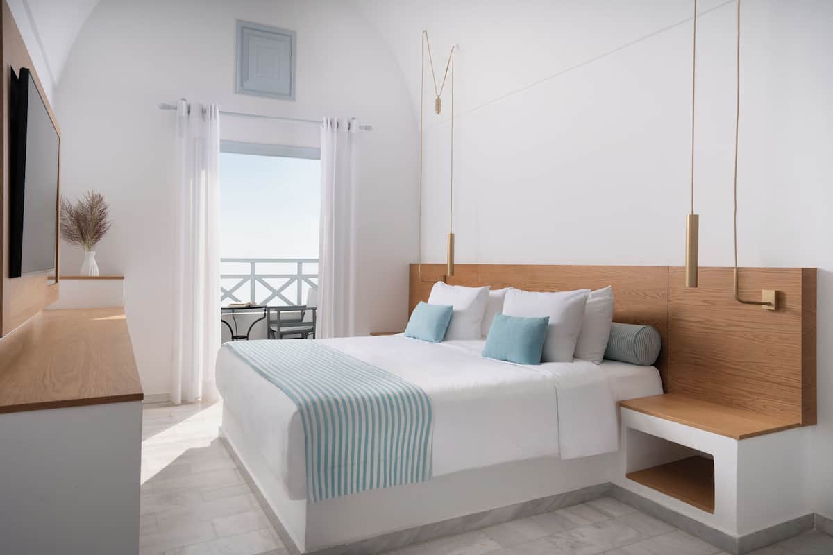 Classic Double Room | 1 bedroom, minibar, in-room safe, soundproofing