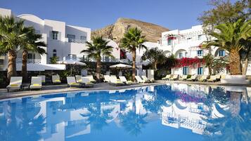 4 buitenzwembaden, parasols bij het zwembad en ligstoelen