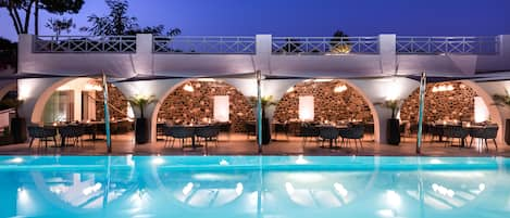 4 outdoor pools, pool umbrellas, pool loungers