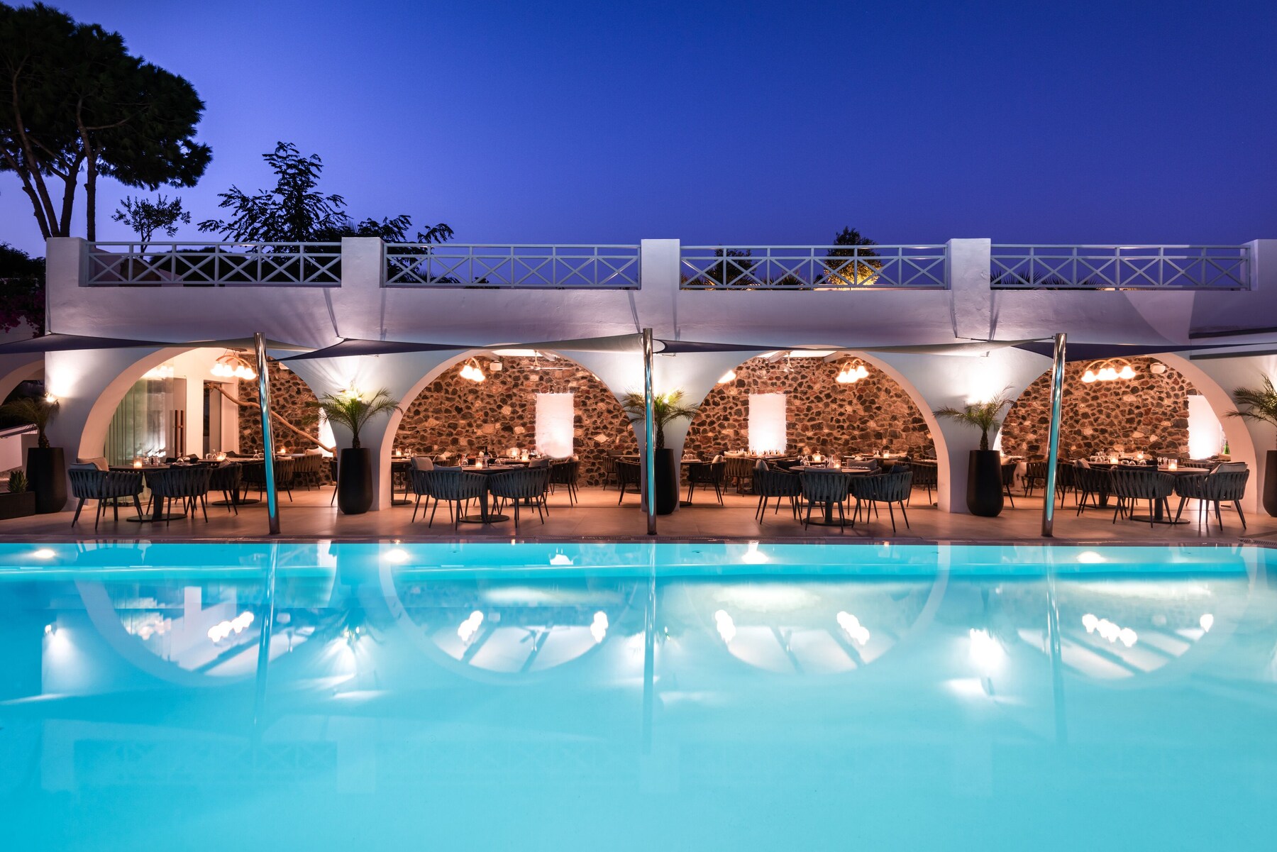 4 outdoor pools, pool umbrellas, pool loungers