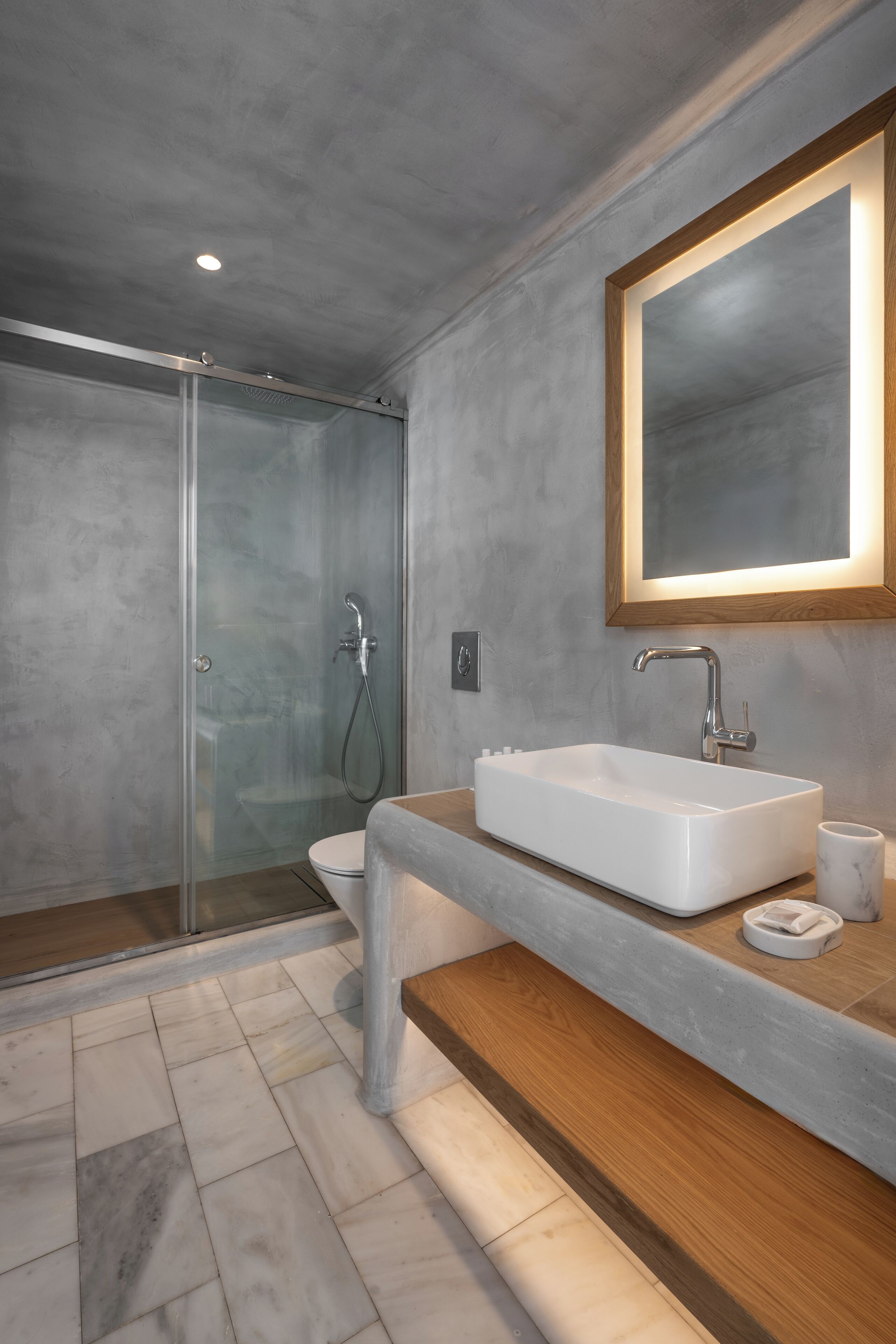 executive suite | bathroom | shower, free toiletries, hair dryer, bathrobes