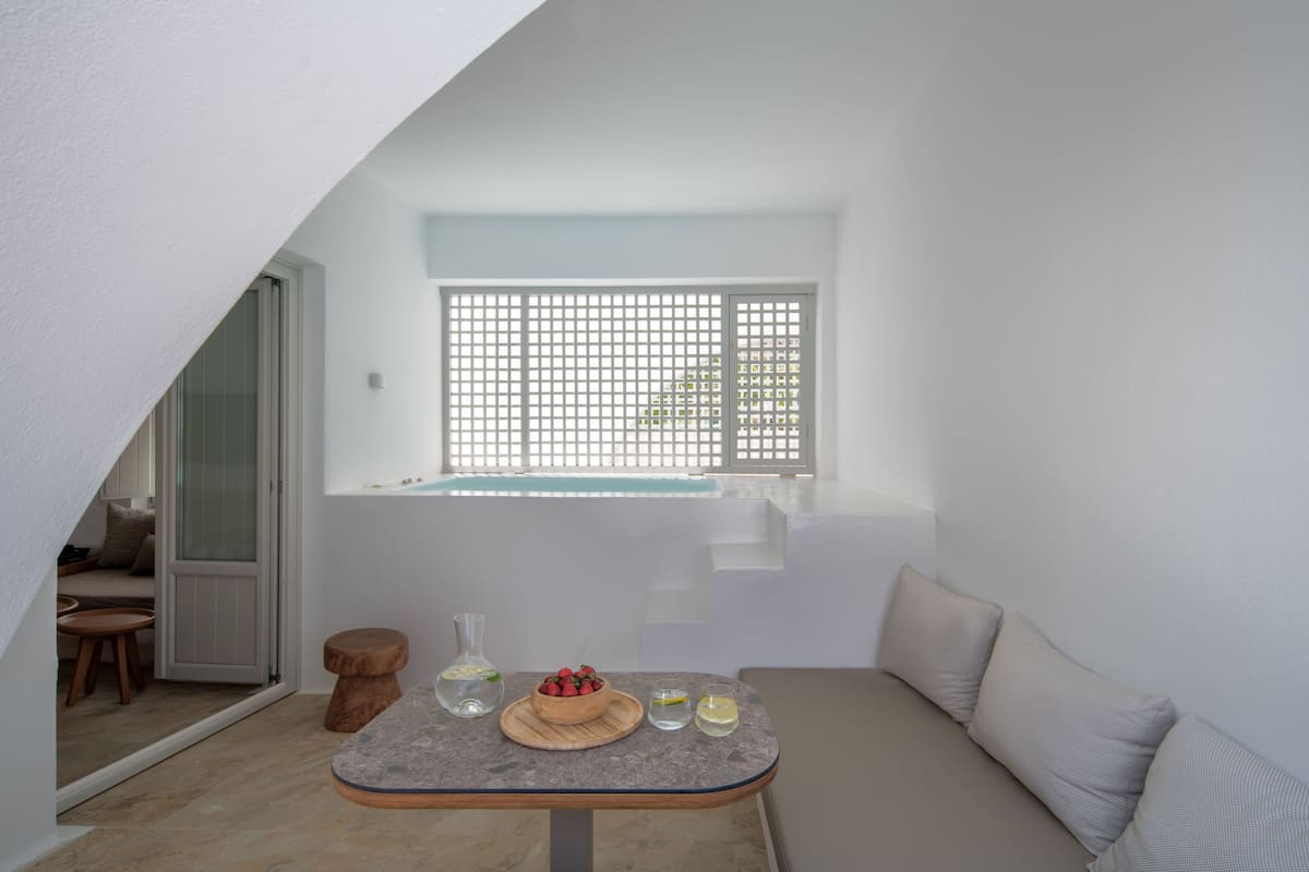 Luxury Suite with Outdoor Hot Tub | 미니바, 객실 내 금고, 방음 설비, 다리미/다리미판