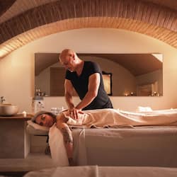 Salas para tratamentos a dois, sauna seca, banheira de hidromassagem