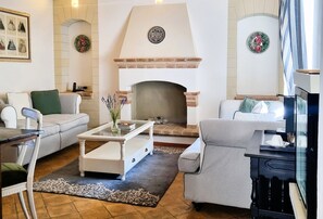 Classic Junior Suite | Área de sala de estar | Televisión LCD de 50 pulgadas con canales digitales y televisión 