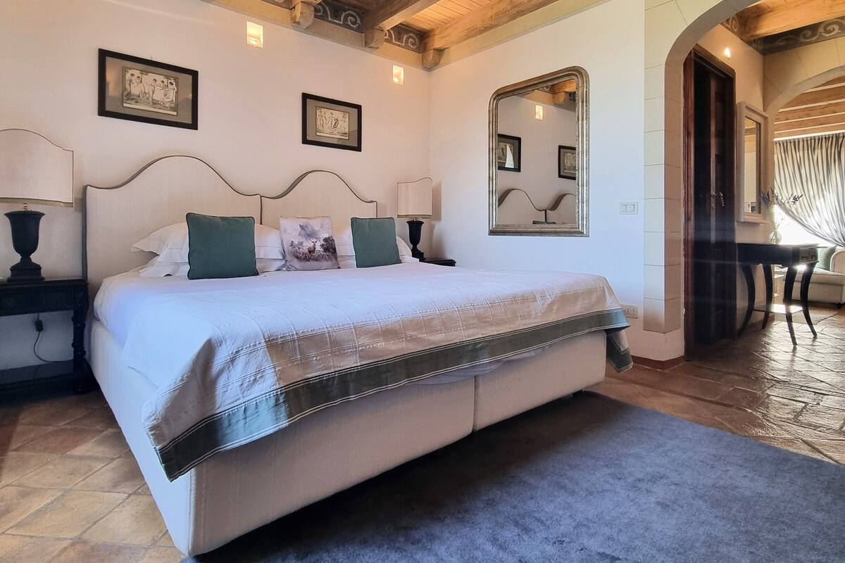 classic junior suite | 1 bedroom, premium bedding, down duvets, minibar