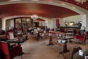 Free daily cooked-to-order breakfast 