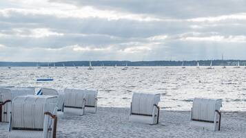 Accommodatie ligt op het strand, strandlakens, een strandbar