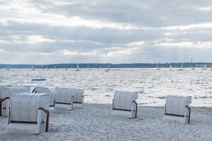 On the beach, beach towels, beach bar - Strandhotel Glücksburg (Gluecksburg)