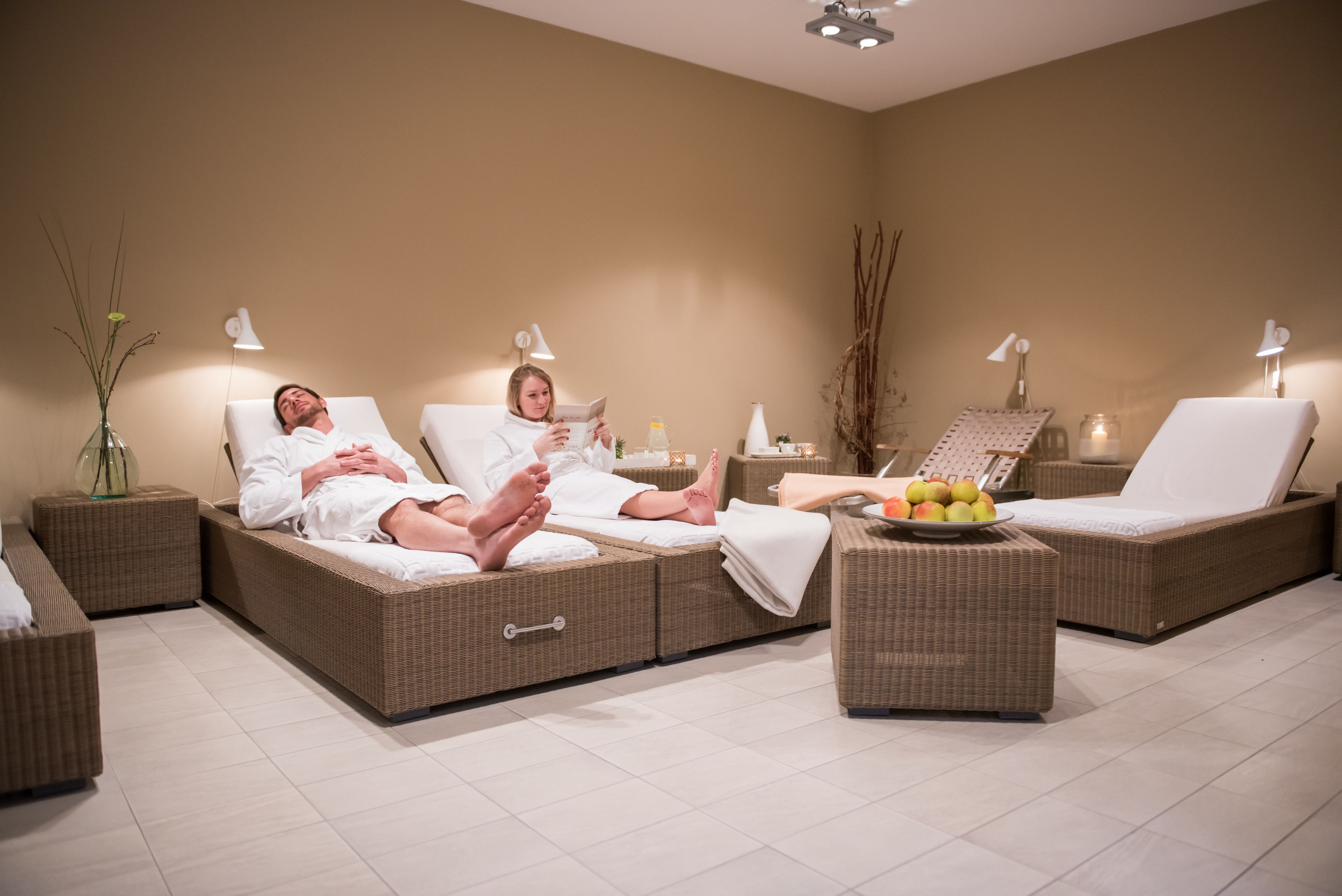 Badstue, dampbad, kroppsbehandlinger og massasje med varme steiner