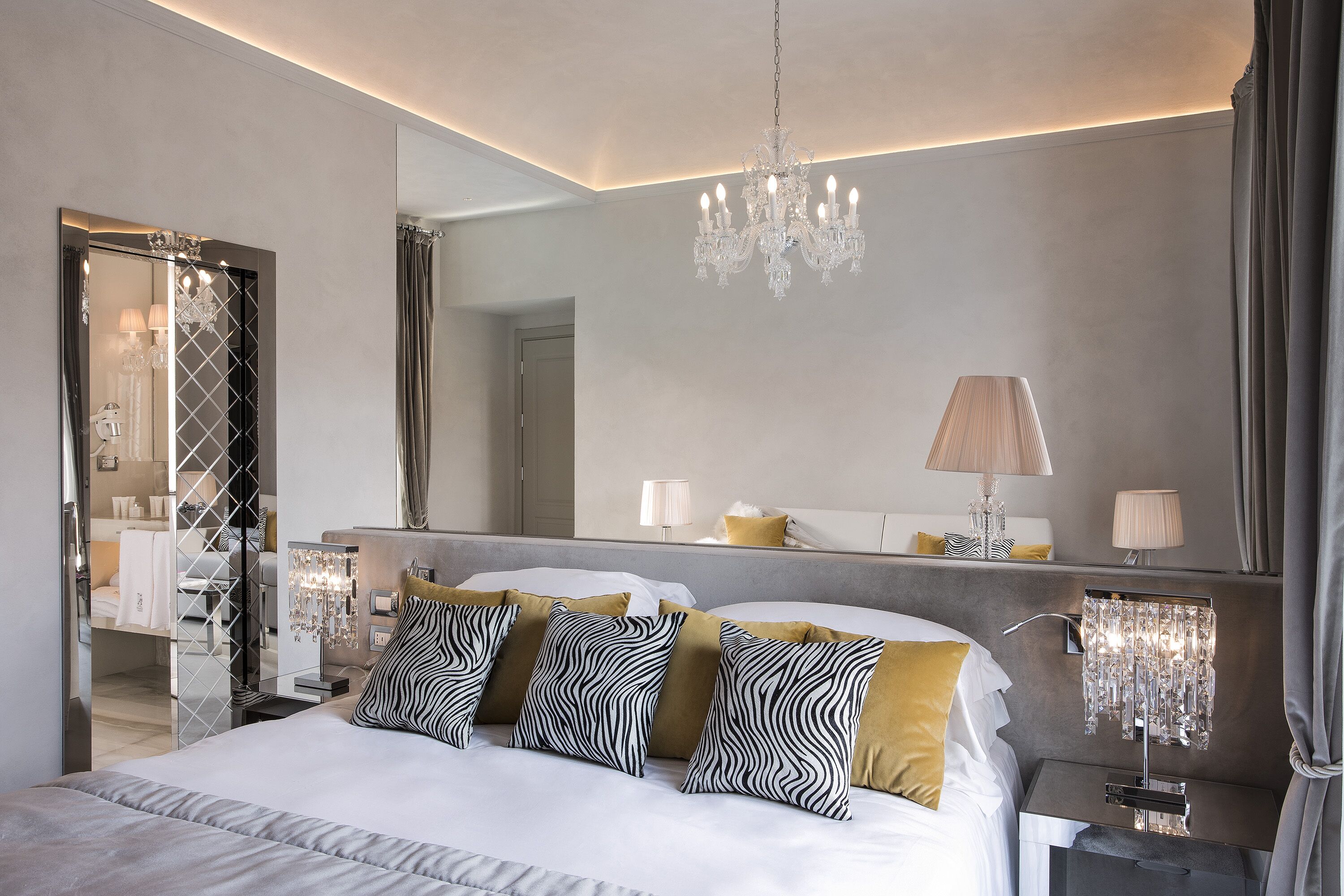 executive suite | premium bedding, minibar, in-room safe, desk