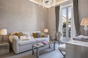 Executive Suite | Premium bedding, minibar, in-room safe, desk