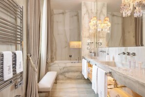 Habitación Deluxe | Baño | Amenidades de baño gratuitas, secadora de cabello, pantuflas, bidet