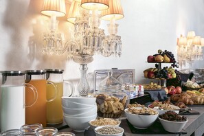 Tägliches Frühstücksbuffet (17 EUR pro Person)