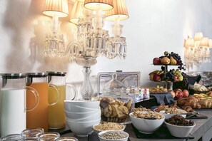 Desayuno buffet (EUR 17 por persona)
