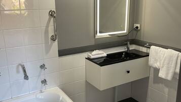 Combined shower/tub, free toiletries, hair dryer, towels