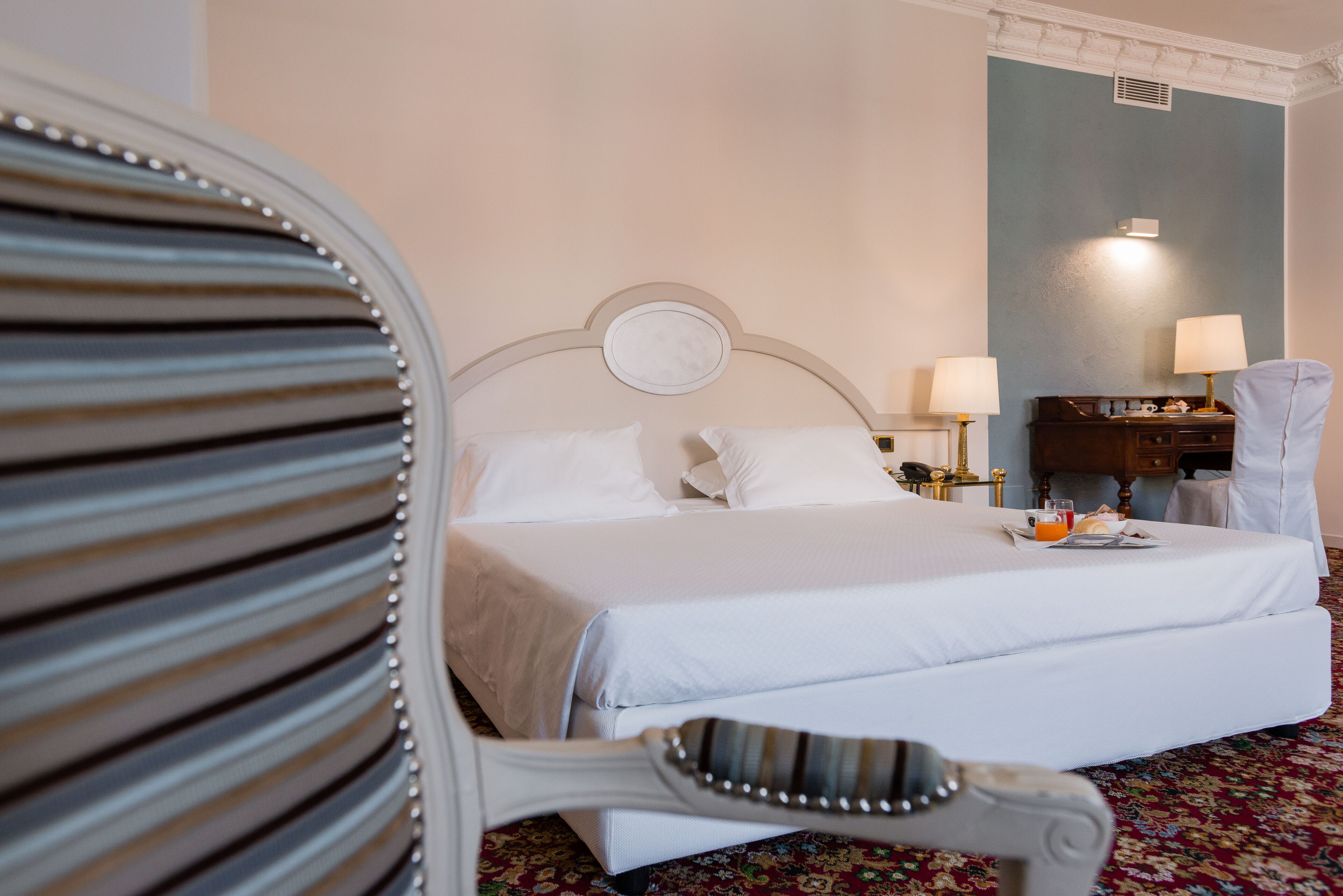 suite | down duvets, minibar, in-room safe, desk