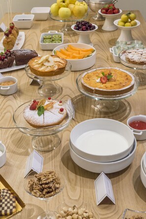 A buffet table with various desserts and fruits. - Hotel Alli Due Buoi Rossi (Alessandria)
