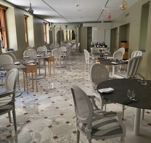 Serveert ontbijt, lunch, diner, Italiaanse gerechten 