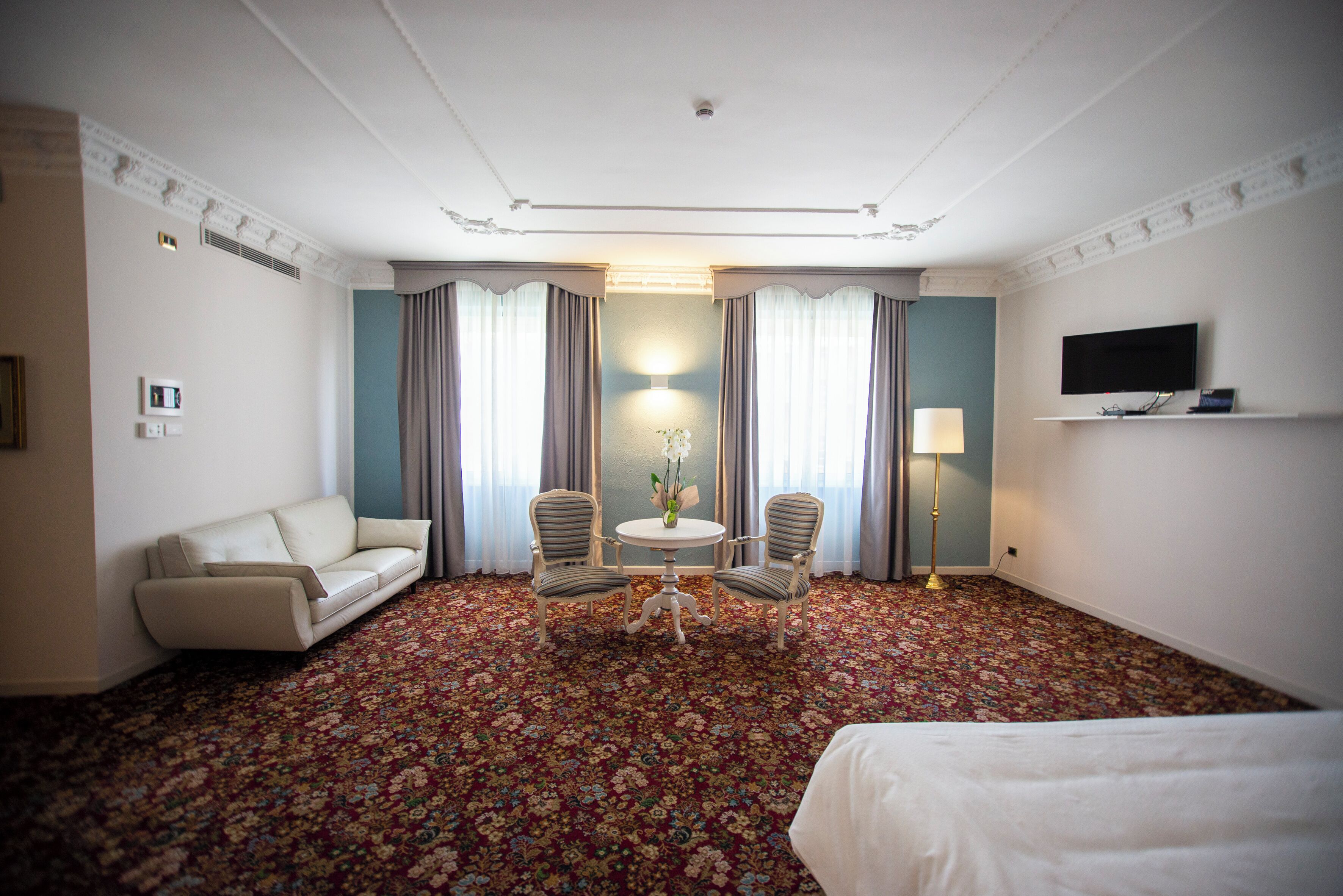 suite | down duvets, minibar, in-room safe, desk