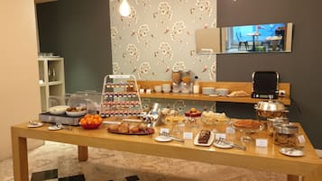 Desayuno buffet (EUR 13 por persona)
