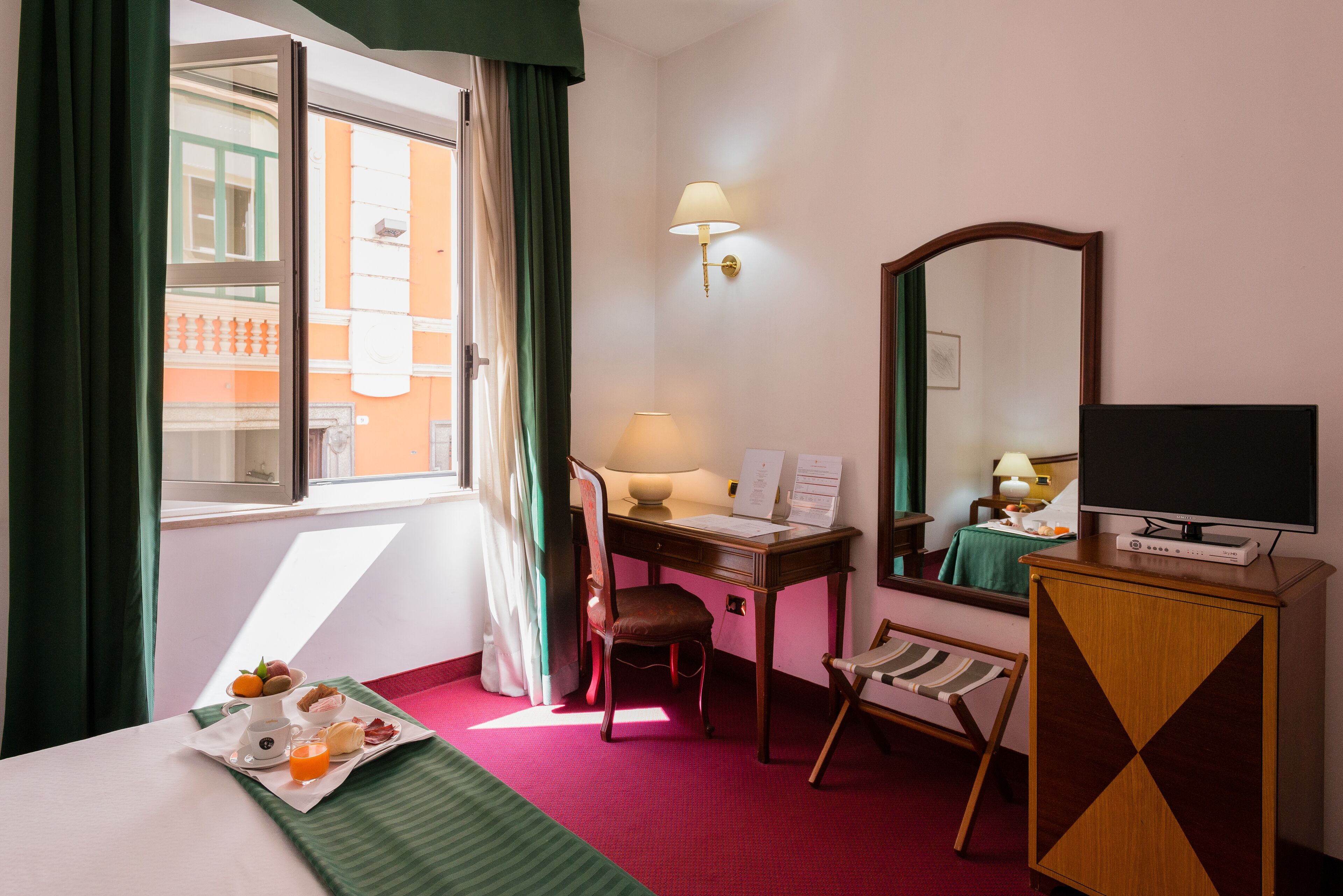 Copriletto in piuma, minibar, una cassaforte in camera, una scrivania