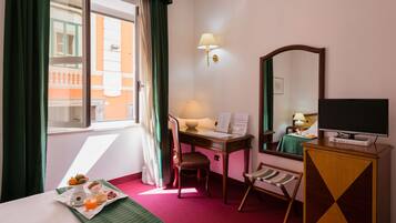 羽絨被、迷你吧、房內夾萬、書桌