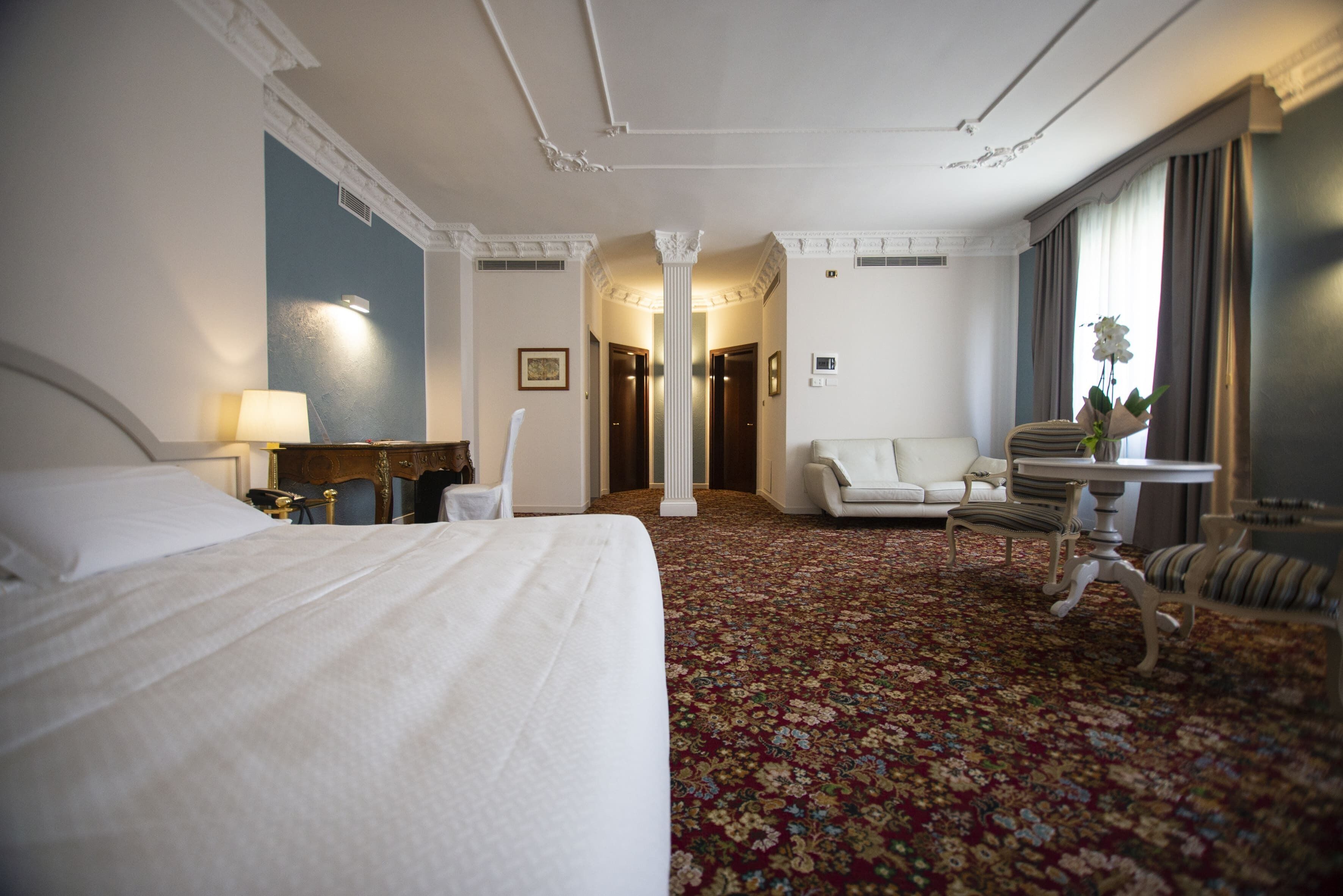 suite | down duvets, minibar, in-room safe, desk