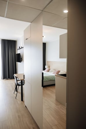 1 bedroom, hypo-allergenic bedding, minibar, laptop workspace
