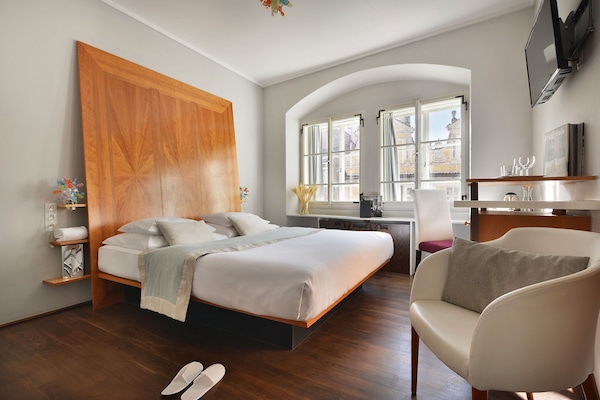 Caja de seguridad en la habitación y decoración personalizada