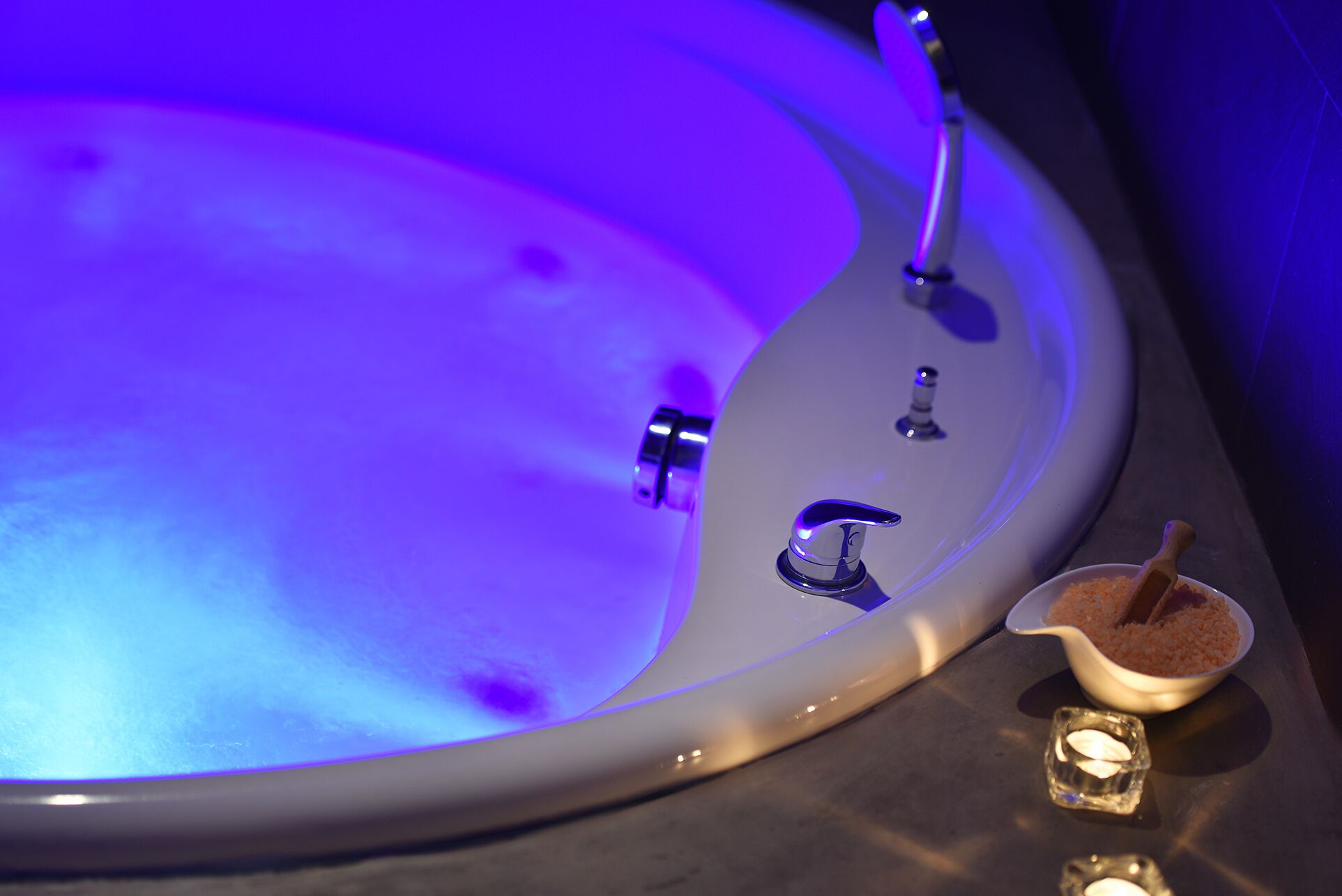 sauna, hot tub, body treatments, sports massages, massages