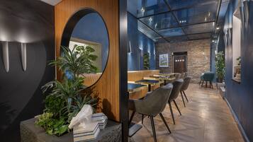 Petit déjeuner buffet (15 EUR par personne)