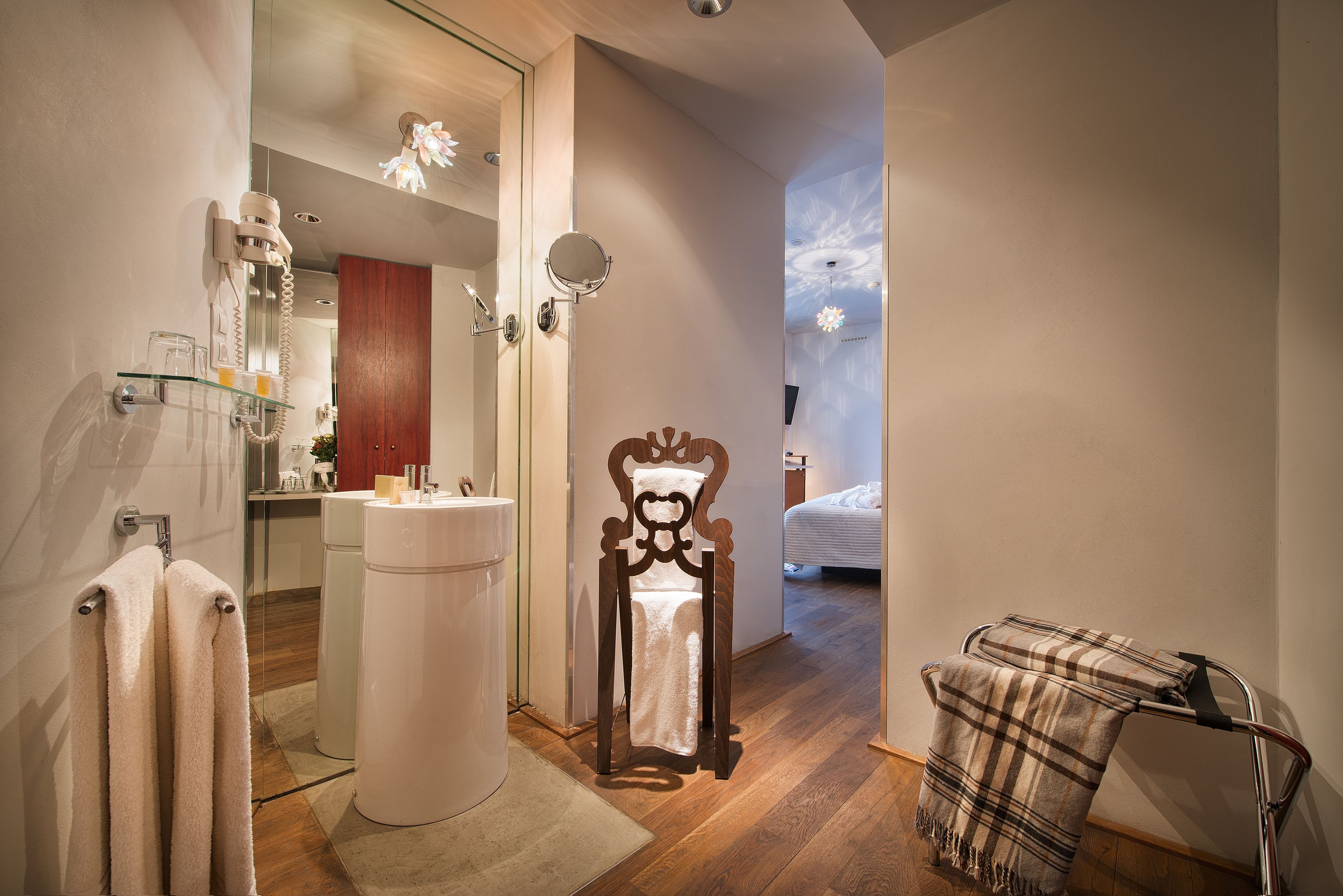 deluxe double room | bathroom sink