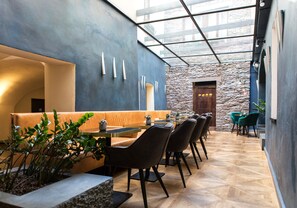 Serveert lunch, internationale gerechten