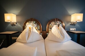 Small Double Room with air conditioning | Hypo-allergenic bedding, minibar, in-room safe, desk - Altstadthotel Stadtkrug (Salzburg)