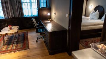 Luxury-Apartment, Badewanne | Wohnbereich | Flachbildfernseher