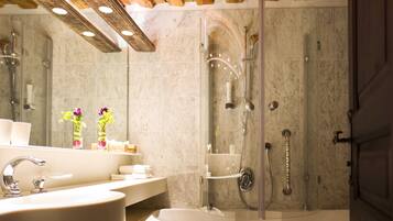 Appartement Familial (2-4 guets=70m2, 5-6 guests=90m2) | Salle de bain | Douche, sèche-cheveux, chaussons, serviettes fournies