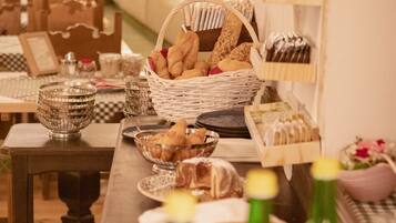 Päivittäinen mannermainen aamiainen (20 EUR per henkilö)