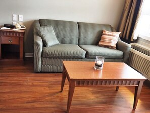 Superior Suite, 1 King Bed (Whirlpool Bath) | Living area