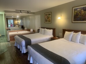 Suite familiar, 2 camas Queen size (Whirlpool Bath) | Ropa de cama de alta calidad y escritorio 