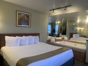 Superior-Suite, 1 King-Bett (Whirlpool Bath) | Hochwertige Bettwaren, Schreibtisch, laptopgeeigneter Arbeitsplatz