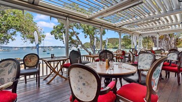 Café da manhã, almoço e jantar; culinária local, vistas para a praia 