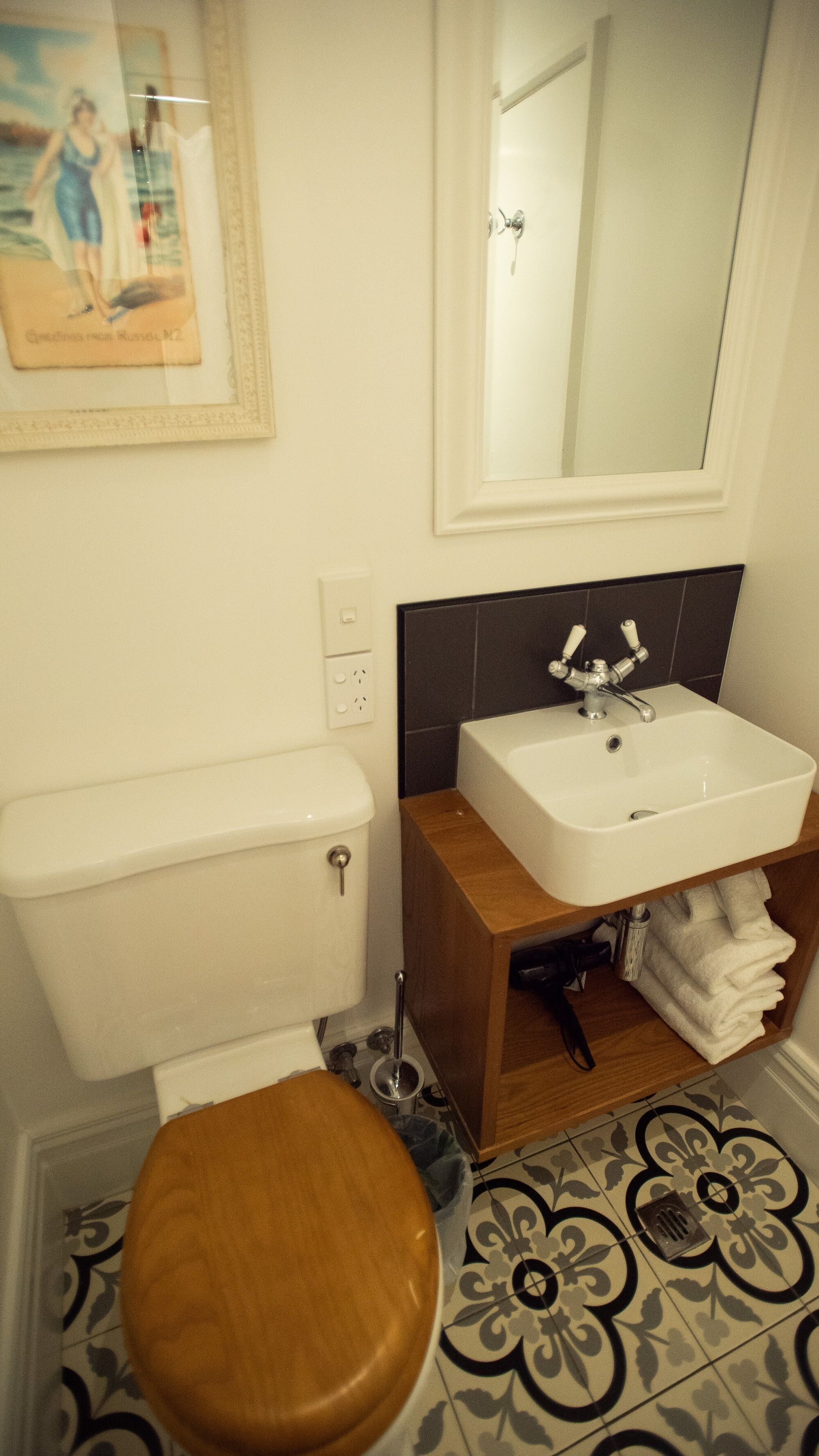 Un bagno con il water, un lavandino e uno specchio.