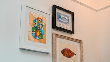 Tres obras de arte enmarcadas en una pared.