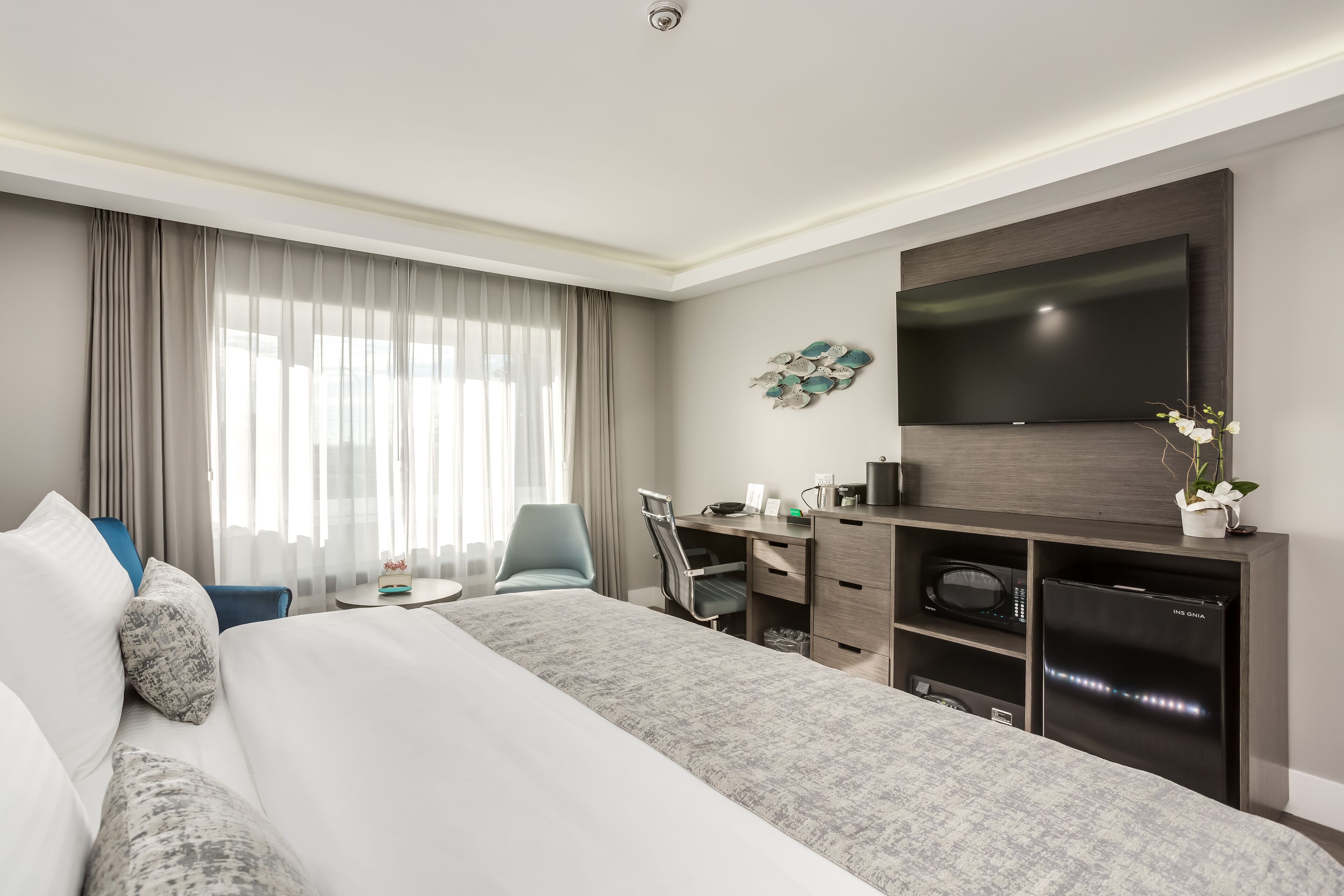 deluxe room, 1 king bed | premium bedding, down duvets, in-room safe, desk