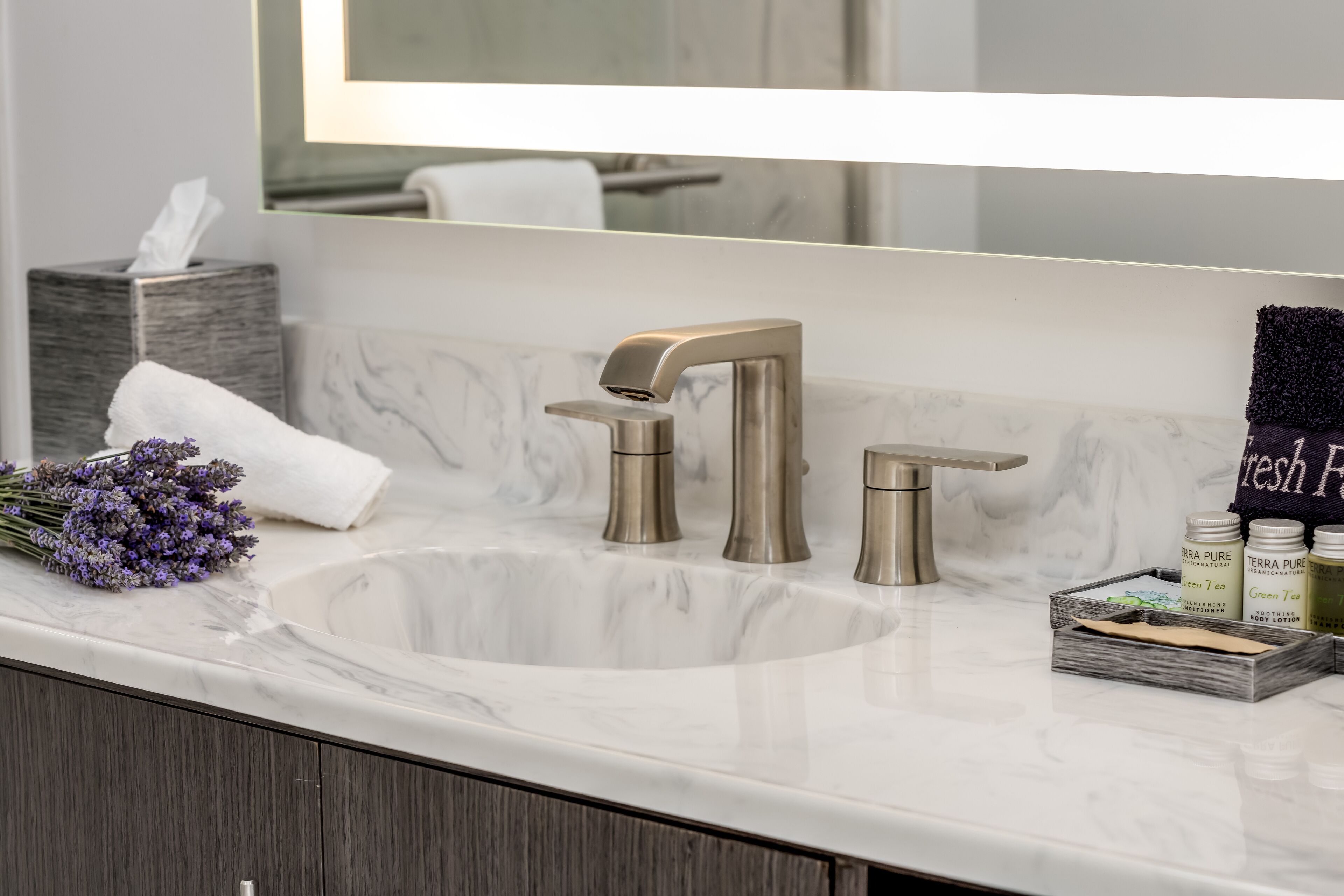 panoramic single room | bathroom | shower, free toiletries, hair dryer, bathrobes