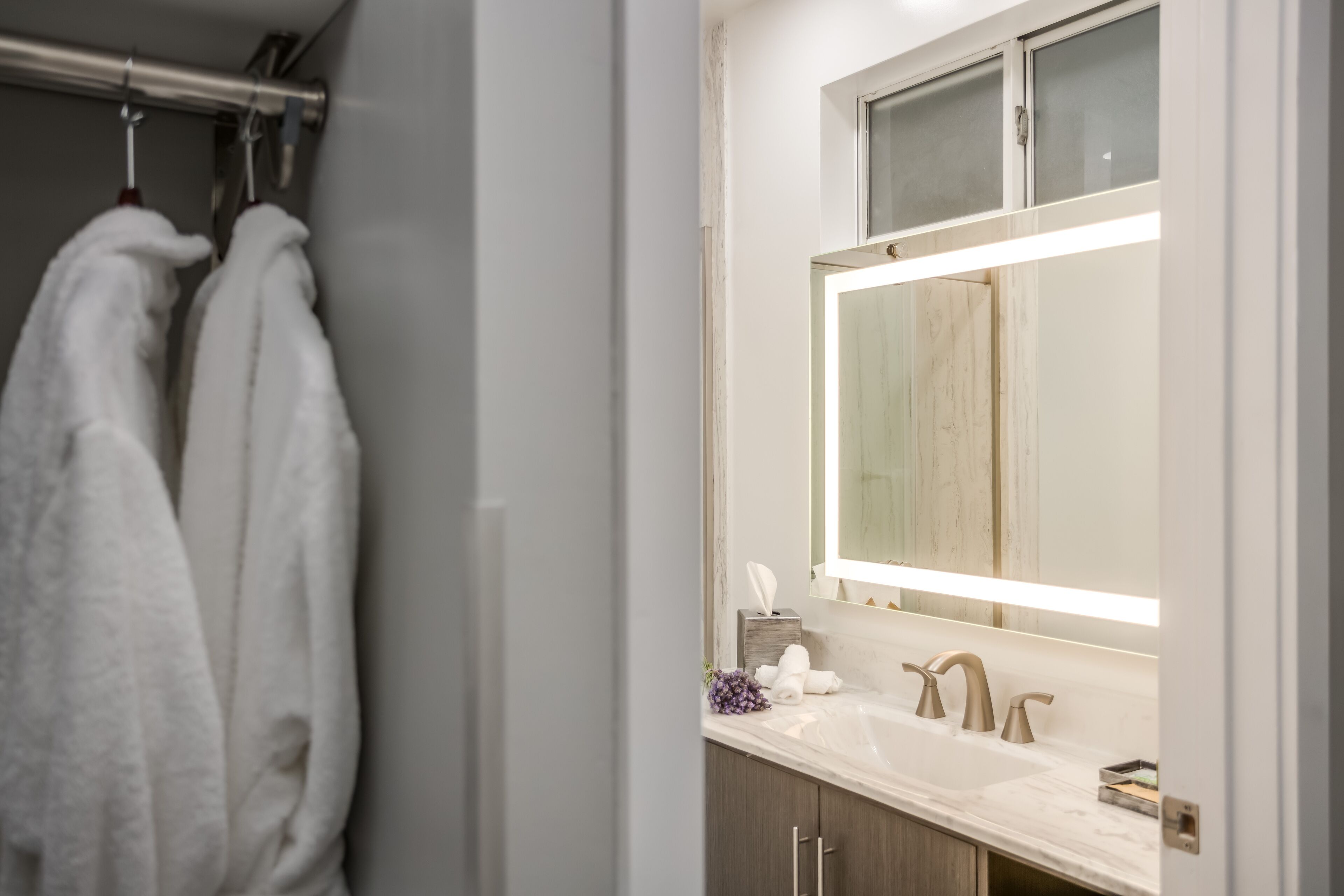 panoramic single room | bathroom | shower, free toiletries, hair dryer, bathrobes