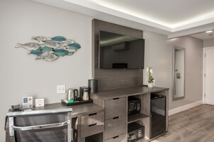 Deluxe Room, 1 King Bed | Premium bedding, down comforters, in-room safe, desk