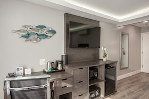 Deluxe Room, 1 King Bed | Premium bedding, down comforters, in-room safe, desk