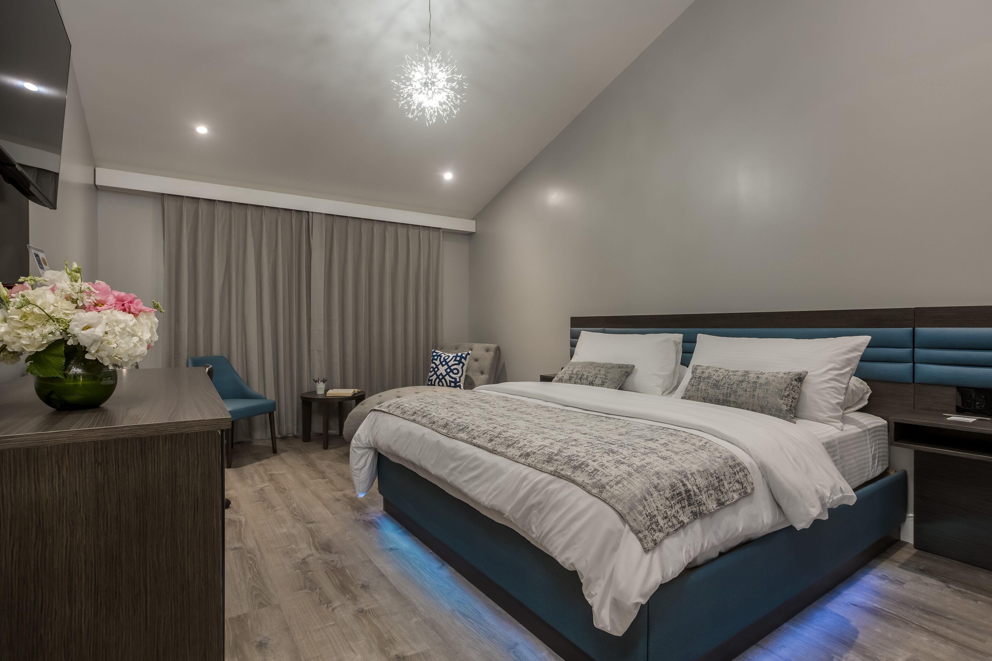 deluxe room, 1 king bed | premium bedding, down duvets, in-room safe, desk