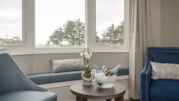 Premium Room, 1 Queen Bed | Premium bedding, down duvets, in-room safe, desk